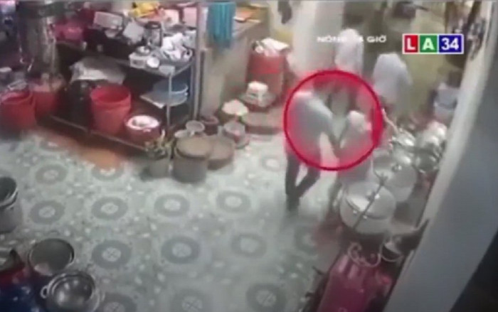 Đang yên đang lành lại đặt tay vào 'chỗ hiểm' của người phụ nữ, gã đàn ông liền bị tát cháy má Ảnh 2