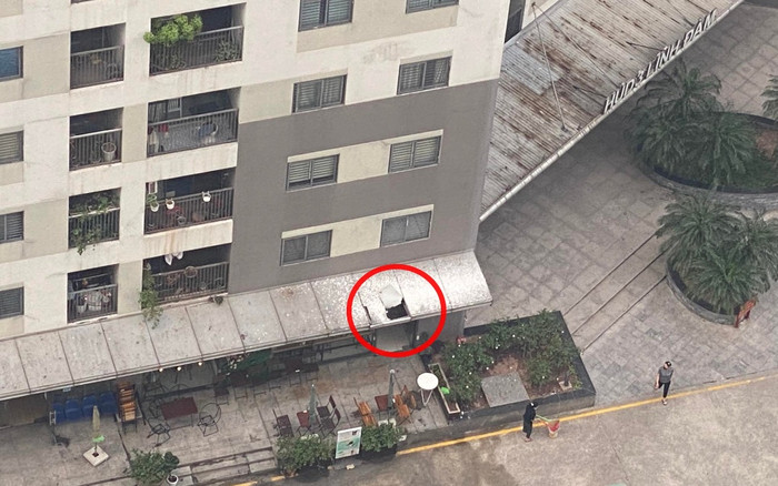 Hà Nội: Người đàn ông rơi từ tầng 12 chung cư Linh Đàm, xuyên thủng mái quán cà phê xuống đất tử vong Ảnh 2