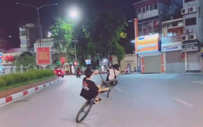 Clip: Nhóm nam sinh ngang nhiên 'bốc đầu' xe, 'diễn xiếc' giữa ngã tư đông đúc tại Hà Nội Ảnh 2