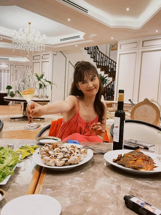 Ngọc Trinh bất ngờ lộ diện với vóc dáng gầy guộc.