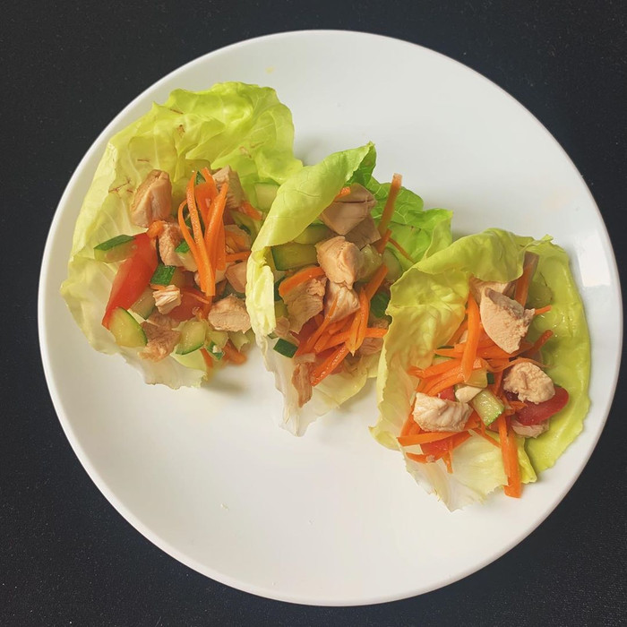 Nữ PT hạn chế đồ ăn nhiều tinh bột và tăng cường lượng rau xanh trong chế độ ăn.