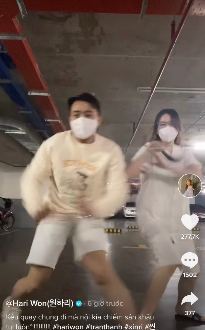 Hari Won xuất hiện với chiếc áo rộng.