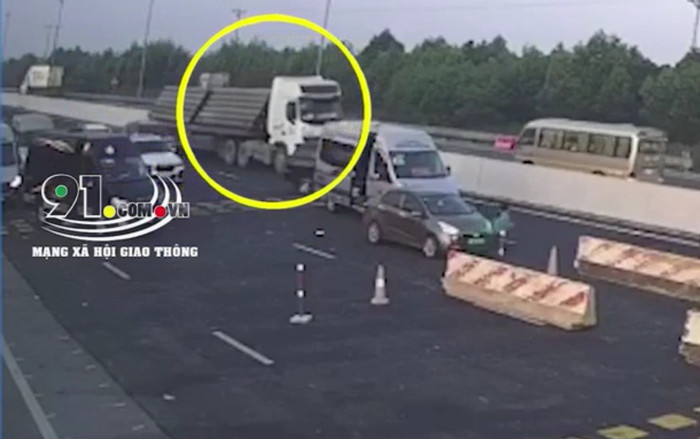 Clip: Xe đầu kéo lao vào dải phân cách, tông 3 ô tô tại chốt kiểm dịch Covid-19 Ảnh 2