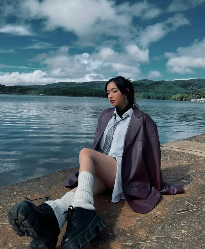 Châu Bùi diện phong cách menswear đầy ngẫu hứng.