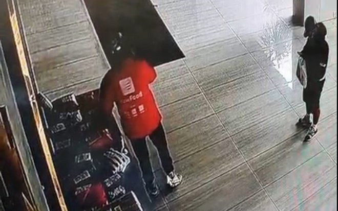 Thanh niên giả vờ nghe điện thoại rồi nhanh tay lấy trộm đồ của người dân gửi tại sảnh chung cư ở Hà Nội Ảnh 2