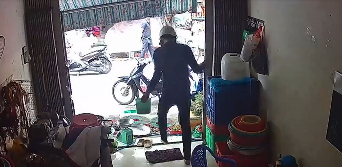 Nam thanh niên 'tiện tay' lấy xô đựng tiền sau khi 'cầm nhầm' 2 chiếc điện thoại của cửa hàng bán cá.