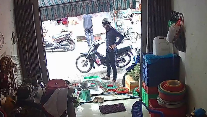 Nam thanh niên đứng ngó nghiêng xung quanh. 