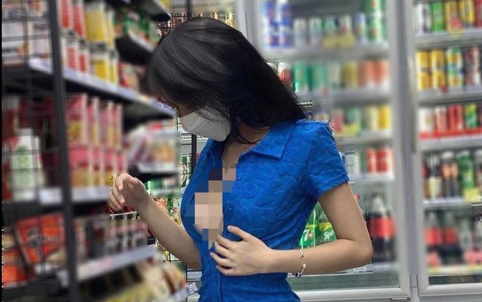 Cô gái khiến dân tình 'bỏng mắt' với váy ôm sát thân, lấp ló vòng 1 vì không nội y ở cửa hàng tiện lợi Ảnh 2