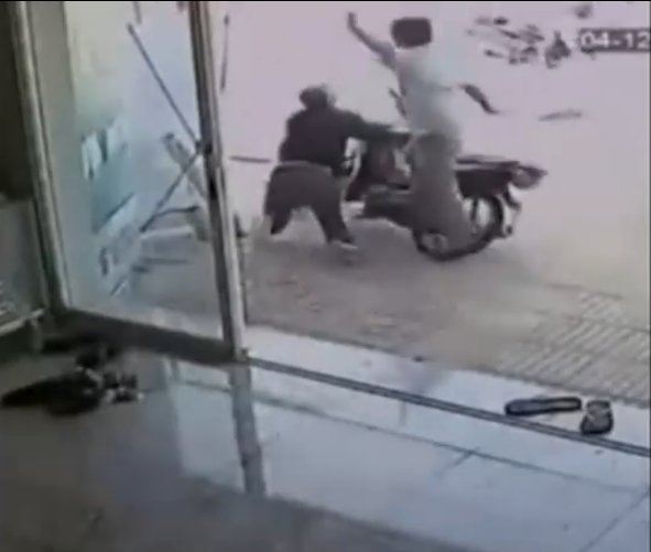 Chủ nhà 'tung cước' khiến tên trộm xe máy bỏ chạy thục mạng