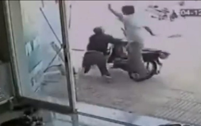 Phát hiện xe máy bị bẻ khóa, chủ nhà lao ra 'tung cước' đá tên trộm ngã sấp mặt Ảnh 2