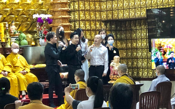 Lễ cúng 100 ngày ca sĩ Việt Quang: Quách Tuấn Du, Dương Ngọc Thái nghẹn ngào hát tiễn người anh Ảnh 2