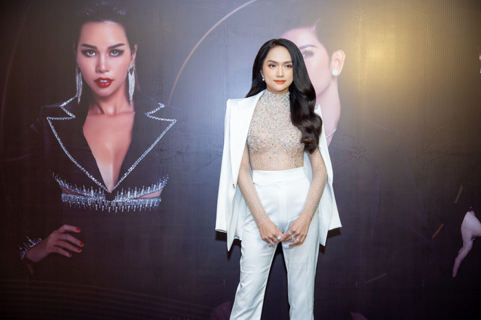 Phải công nhận, trang phục vô cùng hoàn hảo, tôn được vóc dáng người mặc. 