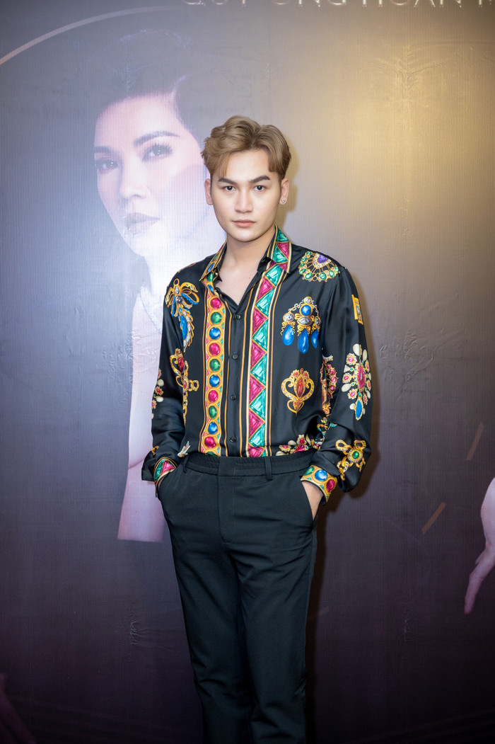 Nam ca sĩ chọn áo sơ-mi màu sắc để toả sáng trên thảm đỏ. 