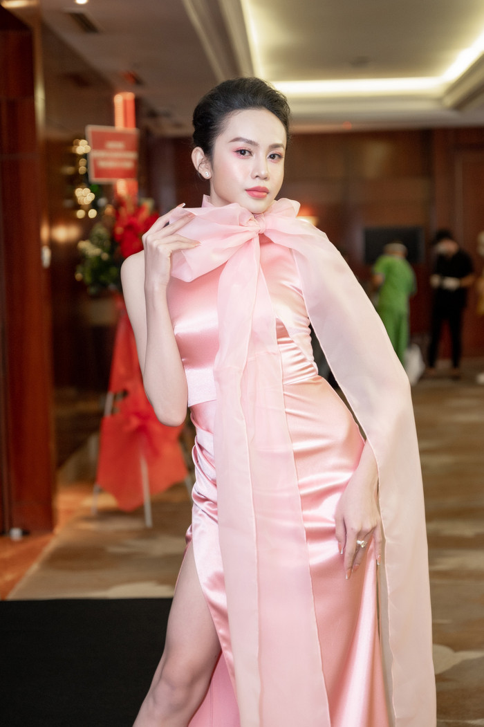 Nàng Á hậu chọn cho mình phong cách nữ tính, nhẹ nhàng với bộ cánh màu hồng phấn, tôn lên nét đẹp ngọt ngào.
