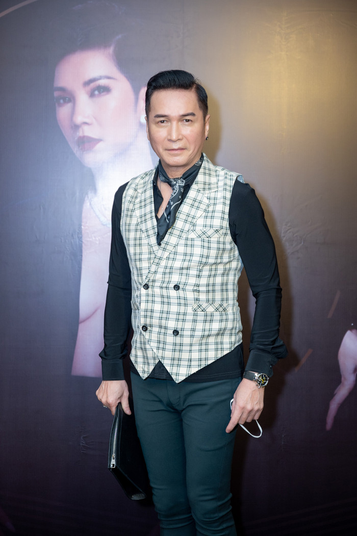 Nam ca sĩ Nguyễn Hưng diện ghi-lê màu sắc, đơn giản nhưng toát lên hình ảnh quý ông. 