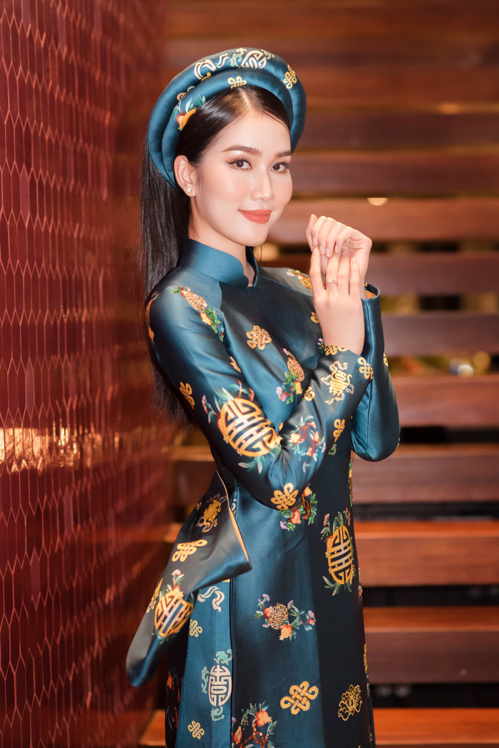 Trong trang phục áo dài truyền thống, Á hậu Phương Anh ghi điểm bởi sự đài các, dịu dàng, phía sau lưng áo được điểm thêm chiếc nơ bản to tăng thêm sự thu hút. 