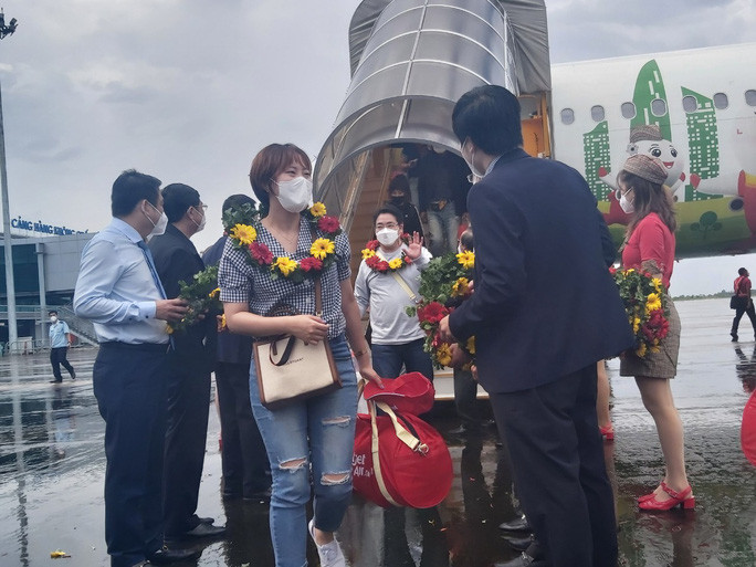 Sau khi hạ cánh, du khách di chuyển theo lối đi được phân luồng riêng để thực hiện các thủ tục nhập cảnh và tiến hành sàng lọc sức khỏe ngay tại sân bay. 