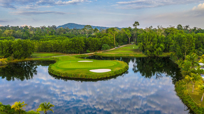 Đoàn khách nước ngoài đầu tiên sau hai năm, được đưa lên xe di chuyển khoảng 45 phút để đến nghỉ dưỡng và du lịch 4 ngày 3 đêm tại quần thể Phú Quốc United Center.