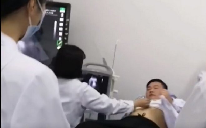 Nam sinh trường Y cởi áo làm nhiệm vụ, vừa thấy gái xinh liền có hành động phũ phàng Ảnh 2