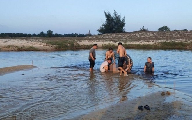 Bé 10 tuổi đuối nước tử vong thương tâm dưới hồ nước khai thác titan Ảnh 2