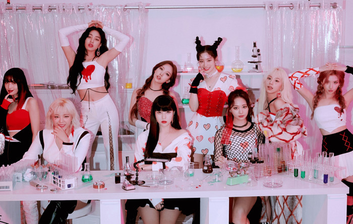 Momo (TWICE) quay lưng, lánh mặt với camera suốt lúc hát: Nữ idol sao lại tự ti thế này? Ảnh 5