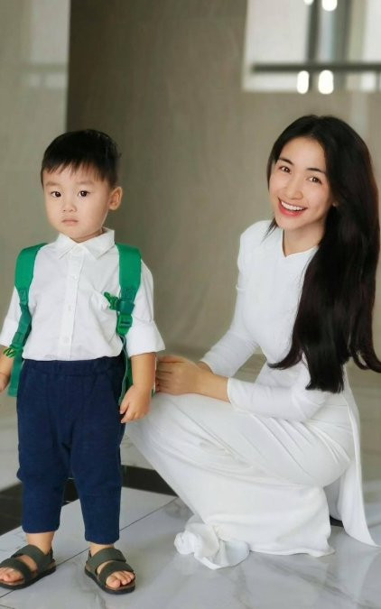 Mặc dù làm mẹ khi còn rất trẻ nhưng Hoà Minzy đã chứng minh bản thân trưởng thành lên mỗi ngày bằng việc quan sát hành động của con để có cách dạy sao cho phù hợp nhất. 