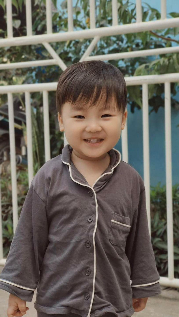 Hòa Minzy vừa tung loạt ảnh kèm caption: 'Cười đứng cười ngồi với bộ ảnh 'ông già Bo' này luôn ạ'.