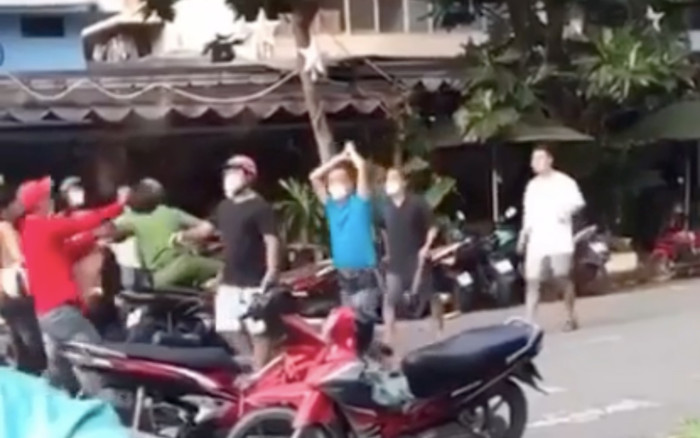 Nhóm thanh niên 'đại chiến' giữa phố, công an can không xuể liền lao vào cướp gậy quật ngã kẻ manh động Ảnh 2