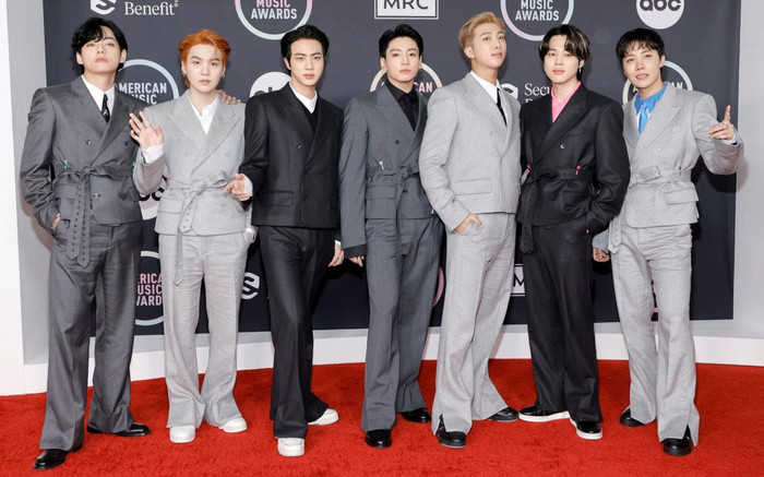 Dự thảm đỏ American Music Awards, BTS mất điểm vì trang phục nhăn nhúm, ống quần 'quét sàn' Ảnh 2
