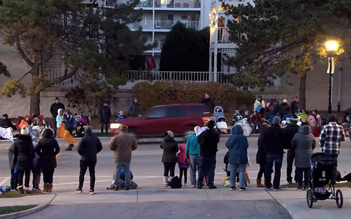 Xe điên lao vào đoàn diễu hành Giáng sinh làm nhiều người thương vong, nhân chứng kể giây phút ám ảnh Ảnh 2