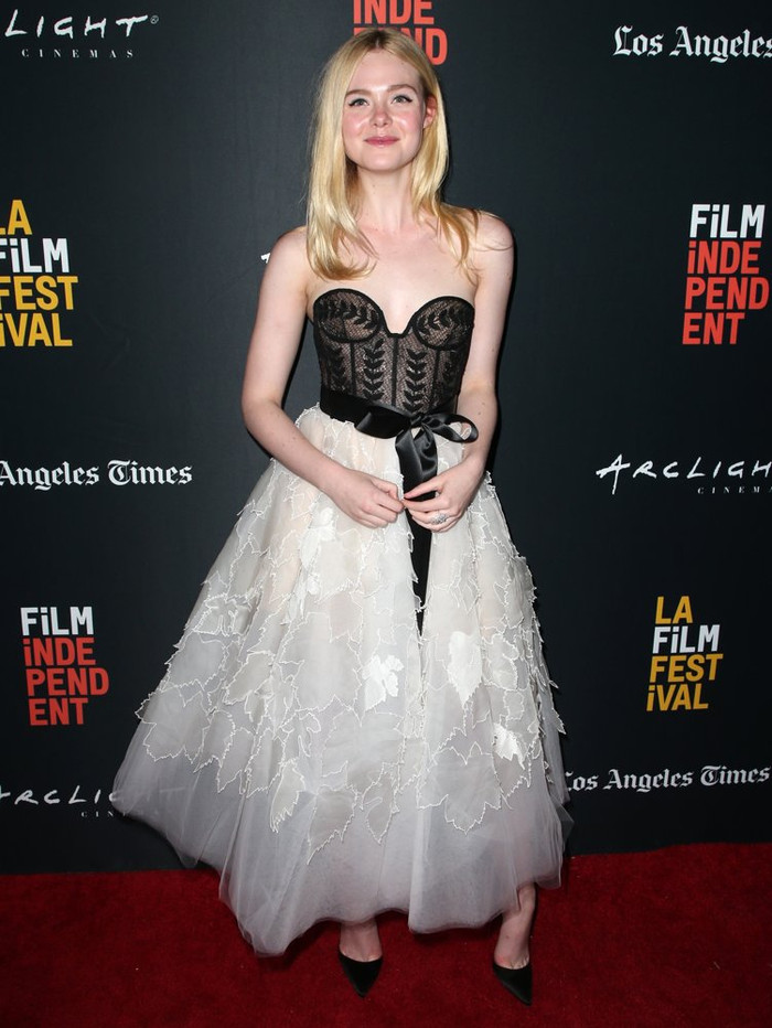 Tại Liên hoan phim LA 2018, Fanning xuất hiện sang trọng trong chiếc váy của Oscar de la Renta.