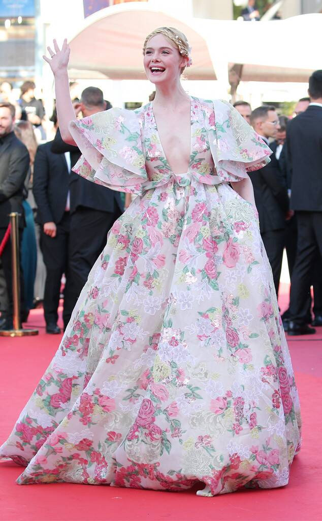 Tại Liên hoan phim Cannes 2019, Fanning nổi bật trên thảm đỏ nhờ chiếc váy Valentino in hoa.