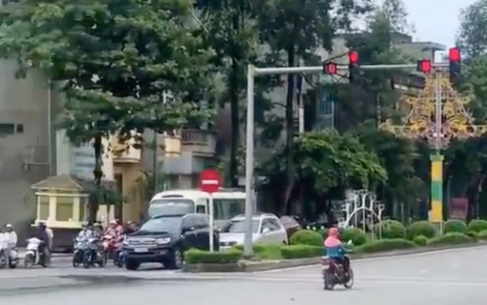 Pha dừng đèn đỏ của chị 'Ninja' khiến cả phố ngỡ ngàng, netizen thốt lên 'ôi con sông quê' Ảnh 2