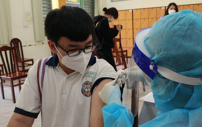 TP.HCM tiêm vaccine Covid-19 mũi 2 cho học sinh từ 12-17 tuổi Ảnh 2