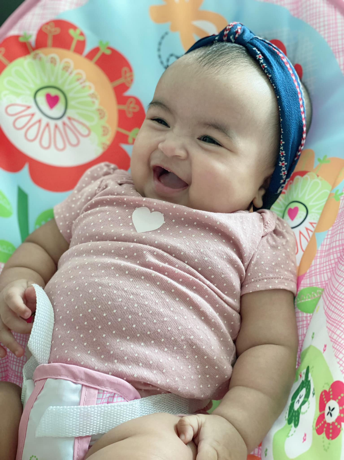 Bé cười tít mắt khi được mẹ làm điệu, Võ Hạ Trâm viết: 'Giờ con gái xài băng đô mẹ luôn rồi. Yêu con gái chịu không nổi luôn'.