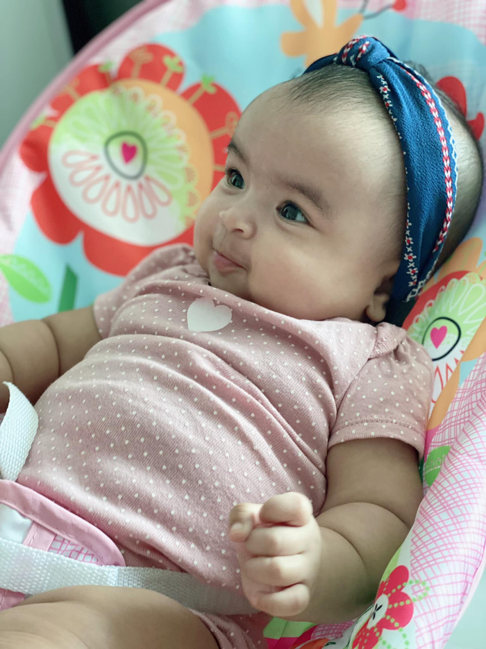 Bé Moon chào đợi vào ngày 12/7. Bé nặng 2,3 kg, dài 50 cm và có nhiều nét giống bố.&nbsp;