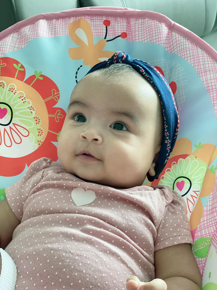 Cặp mắt to tròn cùng hai má phúng phính của bé khiến dân tình trầm trồ vì sự dễ thương.