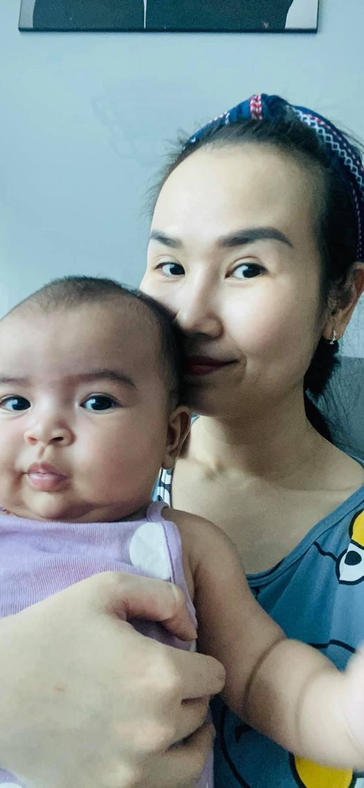 'Mẹ cố gắng chăm sóc Moon tốt nhất trong khả năng của một bà mẹ trẻ, còn những gì cá nhân mẹ từ từ khi mọi thứ ổn định hơn mẹ sẽ quay trở lại nếp sinh hoạt như trước. Bây giờ công chúa nhỏ ra đời, tự nhiên thấy cả thế giới thu nhỏ lại bằng một em bé, suốt ngày em. Mẹ thương em gì đâu à', Võ Hạ Trâm tâm sự.