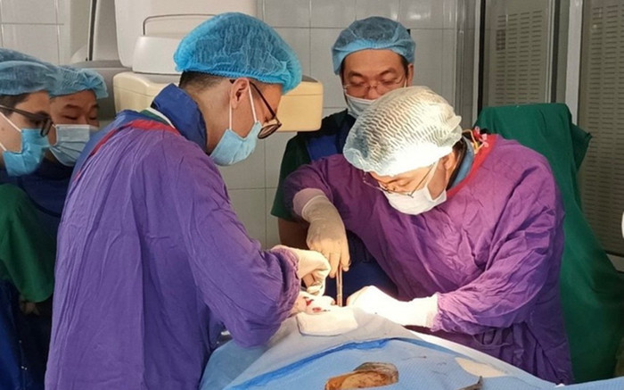 Sự cố hy hữu: Dây nối truyền hóa chất mắc kẹt ở tim nữ bệnh nhân ung thư Ảnh 2