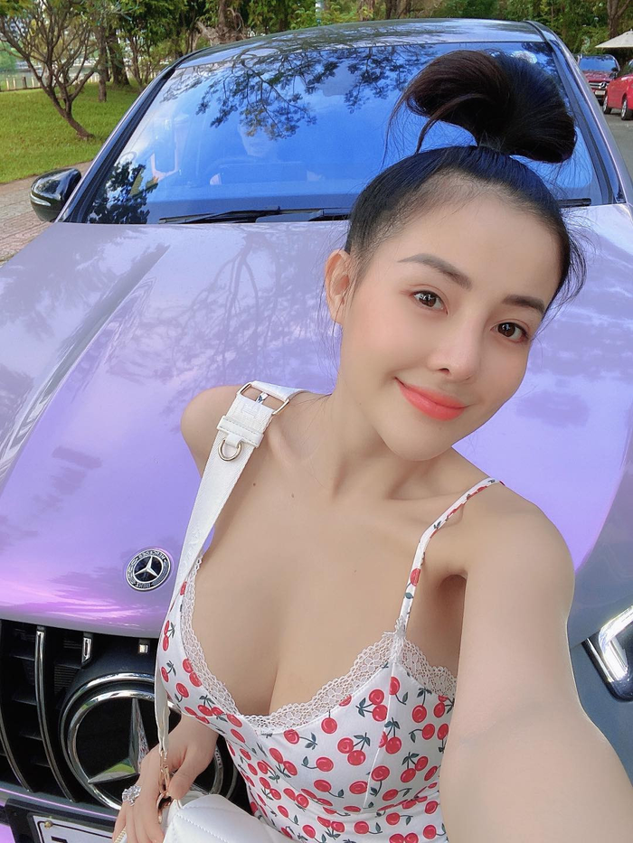 Ngân 98 khoe đường cong bên xế xịn mới tậu sau dịch.