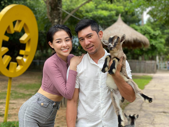 Ngân 98 - Lương Bằng Quang là cặp đôi nhận về nhiều tai tiếng từ khi công khai hẹ hò. Bỏ qua những lời thị phi, cả hai hiện có cuộc sống đôi lứa hạnh phúc. 