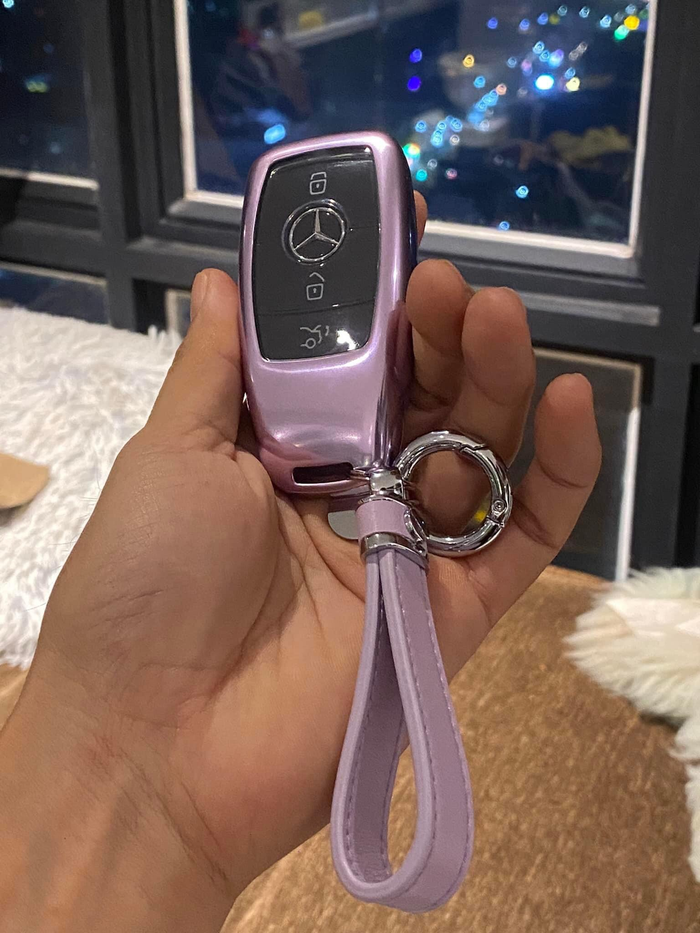 Trên trang cá nhân, Lương Bằng Quang đăng bức ảnh chìa khóa xe kèm chú thích: 'Chỉ một màu duy nhất, tím độc quyền'.