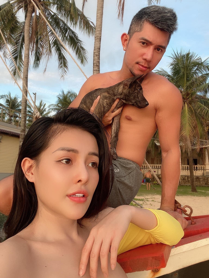 'Ở Phú Quốc, họ nhận tôi vào làm công việc chân tay kể cả việc cọ rửa toilet, dù tôi không có nghiệp vụ dọn vệ sinh mà họ vẫn cho tôi cơ hội. Đó là một may mắn, thời điểm này, có việc làm là may mắn hơn rất nhiều với bạn bè và gia đình tôi ở Sài Gòn. Cám ơn người Phú Quốc', nam nhạc sĩ bày tỏ.