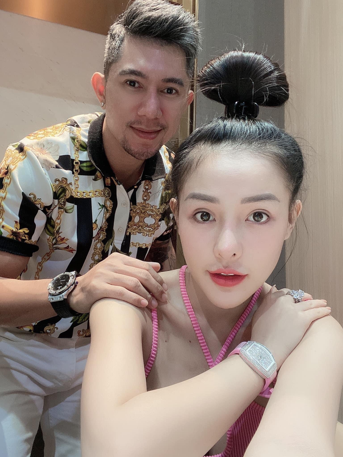 Vừa rồi, Ngân 98 phẫu thuật sửa mũi, cô nàng tiết lộ đây là lần thứ 4 nâng cấp sắc đẹp.