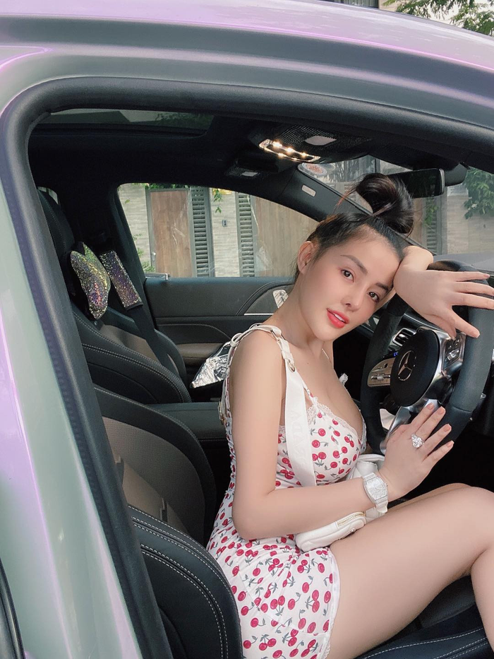 Ngân 98 được nhận xét nhan sắc ngày càng đẹp ra trông thấy. 