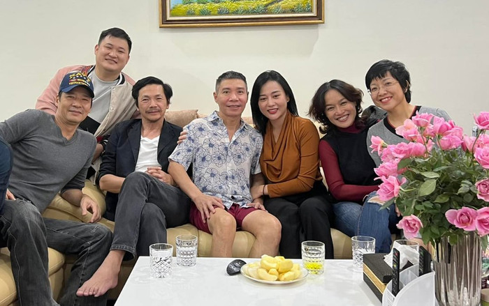 Phương Oanh, vợ cũ Thảo Vân cùng loạt nghệ sĩ Việt tới thăm NSND Công Lý sau khi ra viện Ảnh 2