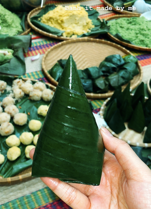 Tiểu thư lá ngọc, cành vàng khoe chiếc bánh ít được gói khéo léo.