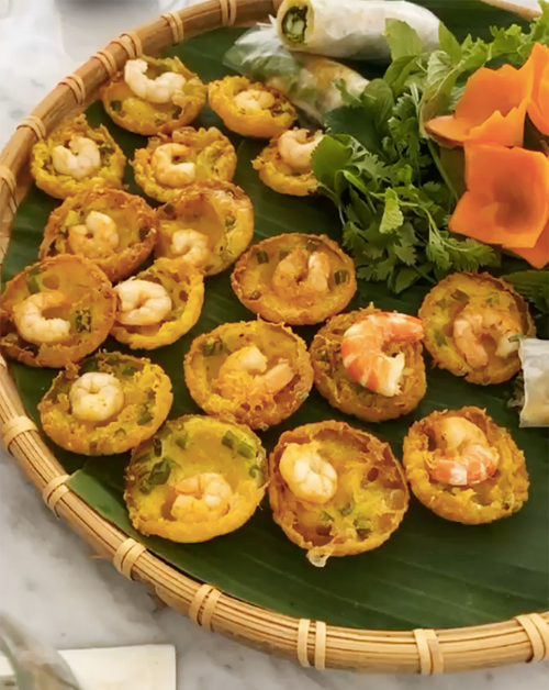 Một món khoái khẩu khác của cô nàng tiểu thư là món bánh khọt đặc sản các tỉnh miền Trung, miền Nam. 