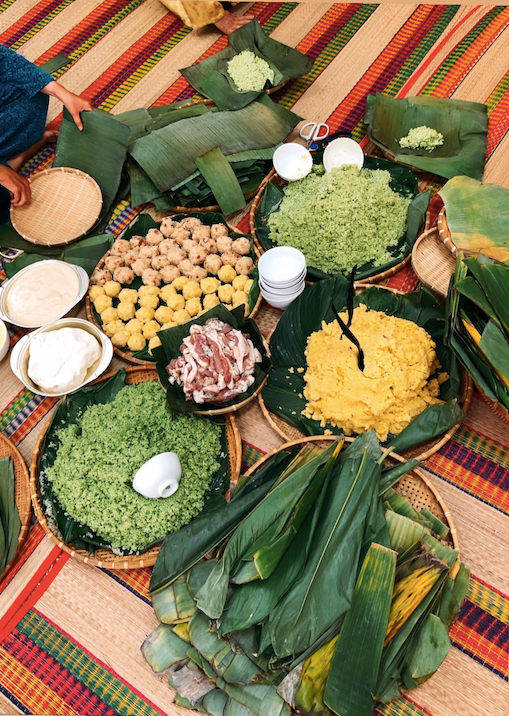 Dịp Tết, khi được về Việt Nam sum vầy với gia đình, cô cũng gói bánh tét, bánh ú để chuẩn bị bữa cơm đầm ấm cùng những người yêu thương.