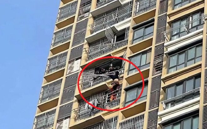 Clip: Thót tim cảnh cụ bà 82 tuổi sảy chân, treo lơ lửng bên ngoài ban công tầng 18 Ảnh 2